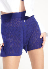 Charger l'image dans la galerie, Mini short femme en cachemire ajouré bleu nuit - AVA 14-0
