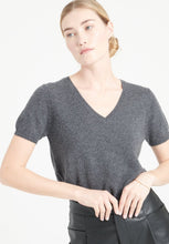 Charger l'image dans la galerie, T-shirt col V femme en cachemire gris anthracite - LILLY 14-4

